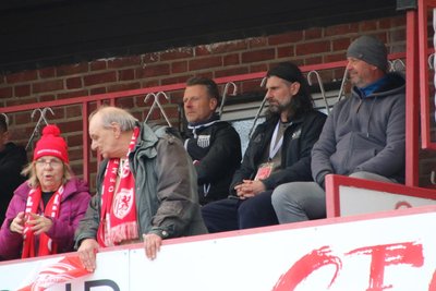 Das Foto zeigt den Zwickauer Cheftrainer Rico Schmitt (Dritter von rechts) und Sportdirektor Robin Lenk (Zweiter von rechts) auf der Tribüne in Greifswald.