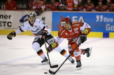 Dominic Walsh (rechts), hier gegen die  Kassel Huskies, hatten seinen Vertrag bei den Eispiraten verlängert.