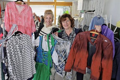 Kerstin Bleyl (rechts) und Isabel Kröber zeigen einige schöne Stücke aus ihrem Angebot. 