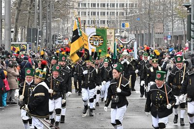 Von der Straße der Nationen bog die Parade in die Brückenstraße.