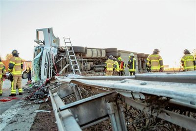 Auf der A 72 bei Stollberg war am Dienstag ein Lastwagen durch die Mittelleitplanke gebrochen. 