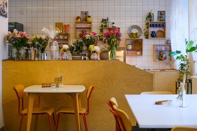 Drei Frauen arbeiten derzeit im Service und in der Küche des Restaurants - fotografiert werden wollen sie nicht.