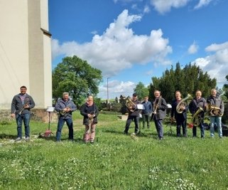 Der Posaunenchor bei einem Freiluftkonzert in Greifendorf zur Konfirmation im Juni 2021. 
