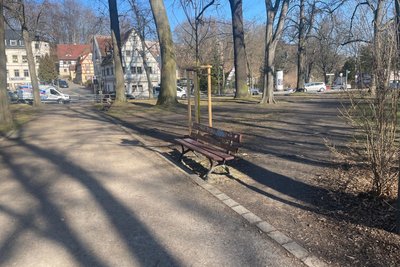 In Zukunft verläuft der Hauptweg zur Schloßteichstraße offiziell nach rechts über den jetzigen Trampelpfad.