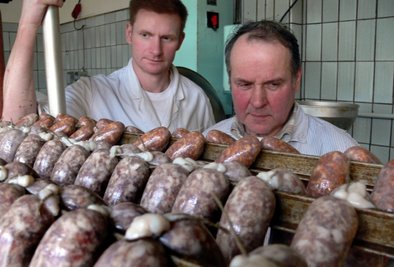 Wurstexperten unter sich: Bei Rudolf (rechts) und Albrecht Reim geht es tagtäglich um die Wurst. In Brüssel wurde der Betrieb unter anderem für seine Sülzwurst ausgezeichnet. 