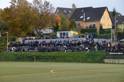 465 Zuschauer sorgten für eine stimmungsvolle Kulisse auf dem Neustädtler Sportplatz.