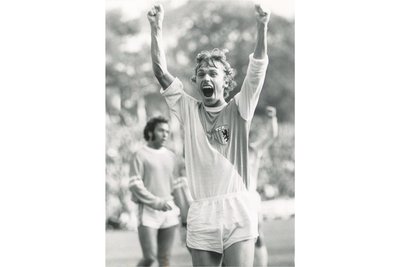 Stürmer Wolfgang Ihle jubelt im September 1976 über den Siegtreffer zum 2:1 für den FC Karl-Marx-Stadt in der DDR-Oberliga gegen Rot-Weiß Erfurt. Den damaligen Trikots sind die neuen Dresse des CFC nachempfunden.