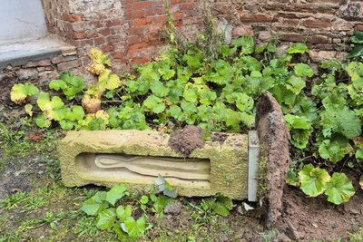 Eine der umgekippten Skulpturen im Innenhof von „Drei Schwanen".
