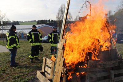 Die Kameraden der Freiwilligen Feuerwehr Hetzdorf achten beim Osterschmaus darauf, dass das Feuer unter Kontrolle bleibt.