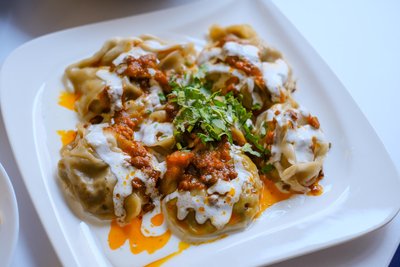 Mantu sind gedämpfte Teigtaschen, die mit Hackfleisch und Zwiebeln gefüllt sind. Sie sind die kulinarische Hauptattraktion im „Gandoom“.