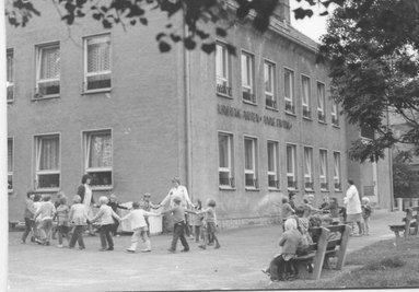 Der Kindergarten "Anne Frank" im Zentrum von Schwarzenberg. Ein Bild aus der Chronik: Ab 1962 bot er 100 Kindern Platz zum Spielen. Der große Garten hinterm alten Schulgarten lag nur wenige Schritte entfernt. 