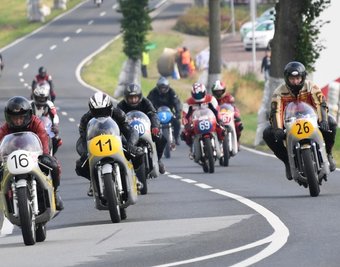 Sorgen oft für ohrenbetäubenden Lärm, aber auch für Begeisterung im Publikum: die Renn- und Sportmotorräder verschiedener Baujahre.