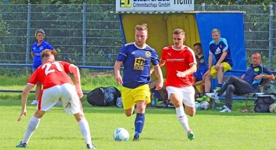 Für Traktor Neukirchen (am Ball der später ebenfalls verletzt ausgeschiedene Tino Naumann) war die Auftaktniederlage in der Westsachsenliga gegen Fortschritt Lichtenstein Nebensache. 
