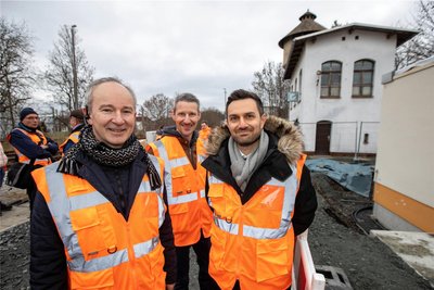Sehen nach erfolgreichem Testlauf des digitalen Stellwerks in Plauen stolz und zuversichtlich auf das „Schnellläuferprojekt Gera-Weischlitz“: Geschäftsführer Alessandro de Grazia (rechts), Bauleiter Roland Bänsch (links) sowie Benjamin Gutmann von der Firma Hitachi Rail STS.