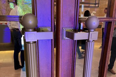 Nicht alle der historischen Türgriffe im Eingangsbereich des Hotels sind noch vorhanden.