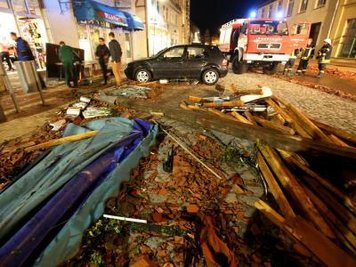 Trümmer in den Straßen von Bützow. Zahlreiche Dächer und Autos wurden schwer beschädigt.