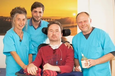 Sind rund um die Uhr für Rico (Mitte) da: Ramona Goldstein und Steve Prahlow-Audehm (rechts), die hier Unterstützung von Kollege Steve Häselbarth aus Burgstädt erhalten. Dort existiert eine ähnliche Wohngruppe.