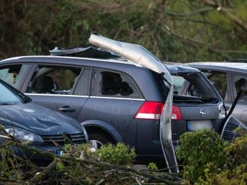 Beschädigte Autos: Die Wucht des über Bützow tobenden Sturms ist immens gewesen.