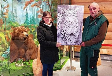 Hobbymalerin Steffi Sandner und Tierparkchef Tino Richter mit dem Porträt des Leoparden Assir, der über 20 Jahre eine Attraktion im Tierpark Klingenthal war - wie auch Grizzly-Dame Ulla.