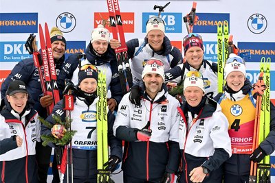 Das norwegische Team um Sieger Endre Stroemsheim (oben Mitte) posiert für den Fotografen.