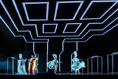 Marie-Nicole Lemieux (Mrs. Quickly), Juan Francisco Gatell (Fenton), Rosalia Cid (Nannetta), Nicole Chirka (Mrs. Meg Page), Eleonora Buratto (Mrs. Alice Ford von links) in einer Szene von „Falstaff“.