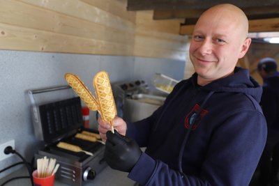 Martin Herklotz von der Freiwilligen Feuerwehr Hetzdorf sorgte beim Osterschmaus für den Schmaus mit Waffeln am Stiel.