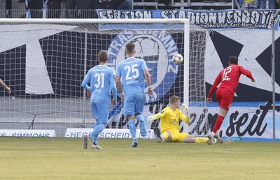 Zwischenzeitliche Führung: Albert Bunjaku trifft zum 2:1 für die Gäste.