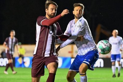 Der ehemalige Chemnitzer Matti Langer (r.), der im Sommer 2020 nach Jena gewechselt war, im Duell mit Christian Beck in der Partie gegen den BFC Dynamo.