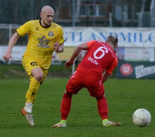 Aleksandrs Guzlajevs (links), hier im Heimspiel gegen den SV Lichtenberg (0:1), zählte in den vergangenen Begegnungen zu den besten Akteuren im Team des VfB Auerbach.