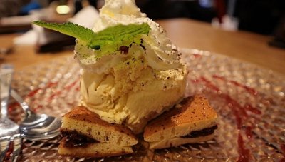 Ein beliebtes japanisches Dessert ist Pfannkuchen mit einer Füllung aus gesüßten roten Bohnen.