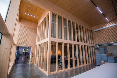 Außen Glas, innen Holz. Blick auf das Büro des Produktionsleiters und den darüberliegenden Besprechungsraum.