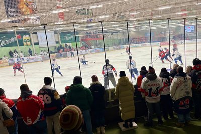 So voll wird es erst wieder in der Regionalliga. Eishockey wird im Wolfsbau diesen Sonnabend dennoch gespielt.