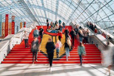 Die Leipziger Buchmesse zieht wieder mehr Besucher an.