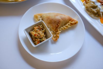 Zum Samosa gibt es ein sauer-scharfes Chutney.