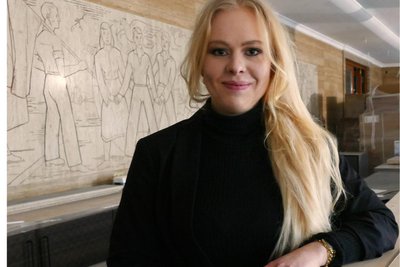 Hotelleiterin Melanie Walther vor dem Wandrelief aus der Entstehungszeit des Pawlow-Hauses.