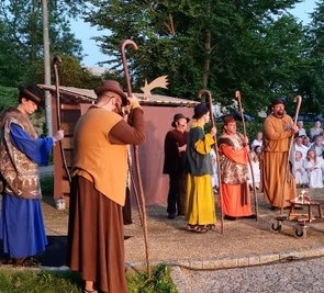 Weihnachtliches Krippenspiel mitten im Sommer. 
