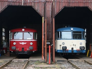 Die Wisentatalbahner starten am Lokschuppen Schleiz im August wieder mit ihren Schienen-Oldtimern zu zwei Fahrtagen nach Mühltroff und Schönberg. 