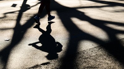 Hoch vom Sofa und ab auf den Asphalt, ins Feld, auf die Wiese oder die Matte: Sport begeistert - nicht alle, aber viele.  