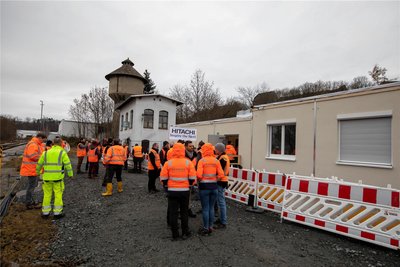 Ringsum sieht es noch wild aus auf dem weitläufigen Areal des Unteren Bahnhofes Plauen: In diesem unscheinbaren Flachbau an der Güterstraße steckt ein innovatives Stellwerk.