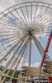 Immer wieder ein Spektakel: der Aufbau des Riesenrades. Vom 17. bis 26. Juni steigt das größte Volksfest im Erzgebirge. 