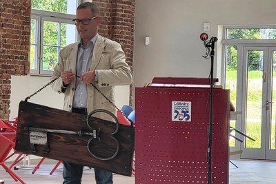 Ganz schön schwer: Bürgermeister Troll mit dem Hallenschlüssel, gefertigt von Schmied Christian Schöberl.