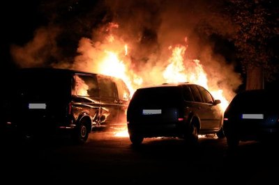 Mehrere Autos in Chemnitz standen in der Nacht zum Montag in Flammen.