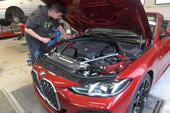 625 PS-Sportwagen und Cabrio – was eine Berufsschule in Freiberg künftigen Handwerkern bietet - Aron Rosenthal, angehender Kfz-Mechatroniker im 2. Lehrjahr, prüft die Bremsflüssigkeit am BMW 430i Cabrio. Der fabrikneue Wagen ist dem Freiberger Berufsschulzentrum für Technik und Wirtschaft „Julius Weisbach“ vom Hersteller zu Ausbildungszwecken überlassen worden. In der Lehrwerkstatt steht auch ein BMW M8 Competition.