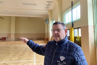 63.600 Euro fließen in die Sanierung der Mehrzweckhalle in Rotschau - Veit Bursian in der Turnhalle, in der seit Oktober 2023 Ballsport untersagt ist.
