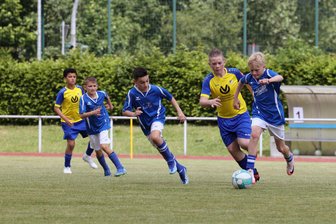 63-facher Nationalspieler überreicht Siegerpokale bei Schwarzenberger Fußballturnier - Unaufhaltsam stürmten die Schwarzenberger D-Junioren – hier Laurin Kaminski am Ball (r.) – durch das Turnier und sicherten sich den Pokal.
