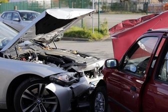 63-Jährige bei Kollision auf Kalkstraße schwer verletzt -