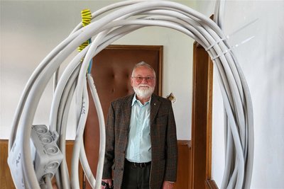 Noch einiges zu tun: Werner Jungnickel vom Modellbahnclub im künftigen Clubbüro.