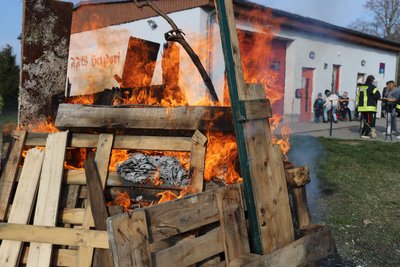 Zum Osterschmaus in Hetzdorf gehört auch ein zünftiges Osterfeuer.