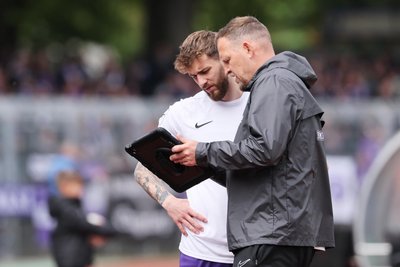 Eric Uhlmann (l.), hier neben Co-Trainer Enrico Kern, wird nicht im Erzgebirge bleiben.