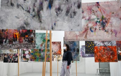 Arbeiten des Künstlers Raimund Friedrichs auf Papier werden in der Galerie des Weltecho wie Wäsche auf Leinen gehängt. 